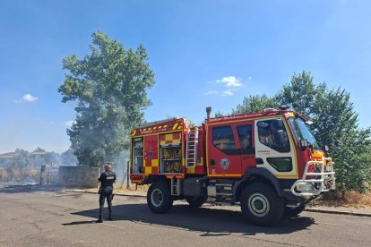 Los Bomberos acudieron el domingo a Gregorio Boñar y ayer a refrescar la zona privada.