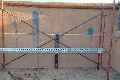 Varios botes de pintura dejaron su rastro en la fachada y el interior del edificio.