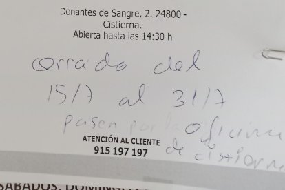 Cartel con el anuncio de la suspensión del servicio de Correos en Sabero