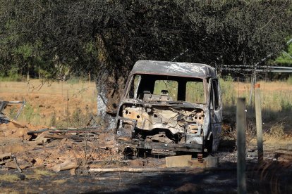 Un vehículo calcinado tras un incendio forestal, a 31 de julio de 2026, en Veguellina, León, Castilla y León (España).
