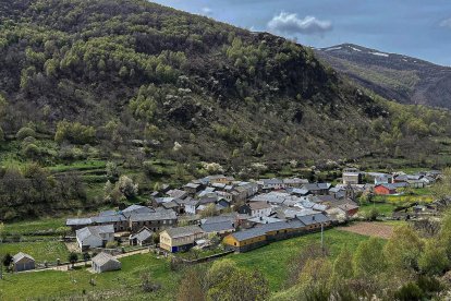 Varios vecinos de la localidad leonesa de Fasgar, perteneciente al Ayuntamiento de Murias de Paredes, muestran su apoyo a la comunidad  'Rainbow Family', cuyos miembros pernoctan en un refugio propiedad de la Junta Vecinal en los alrededores de Campo de Santiago