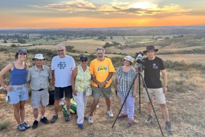 Turistas y científicos extranjeros y españoles que verán el eclipse desde la Sobarriba con un guía astronómico.