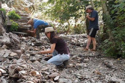 Vecinos de Carracedo de Compludo sobre lo que era la reguera del pueblo y ha quedado totalmente oculta bajo las piedras.