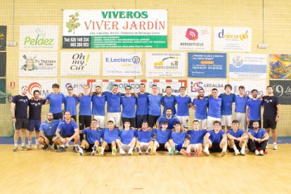 Grupo completo de los jugadores del Balonmano Sariegos en su vuelta a los entrenamientos.