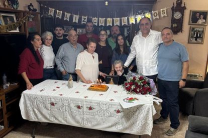 Saula Quiñones Gómez rodeada de su familia y el alcalde de Villaturiel.