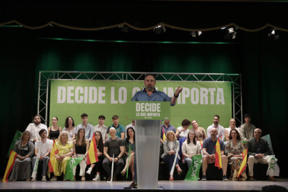 Acto público de Santiago Abascal en León con la presencia del presidente de las Cortes, Carlos Pollán y el candidato al Congreso Pablo Calvo Liste. FERNANDO OTERO