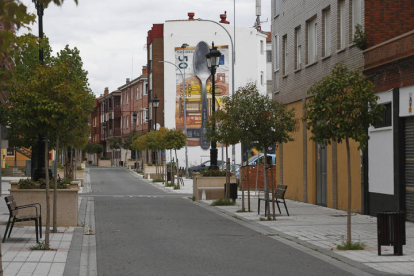 Villaobispo posee la primera calle semipeatonal. FERNANDO OTERO