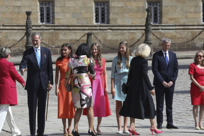 Los reyes Felipe y Letizia, la princesa Leonor y la infanta Sofía, junto al presidente de la Xunta, Alfonso Rueda, saludan a las autoridades a su llegada a la ofrenda al apóstol Santiago. XOÁN REY