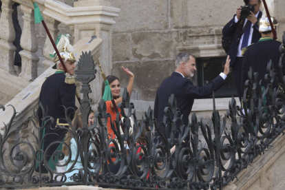 Los reyes Felipe y Letizia, saludan a su llegada a la ofrenda al apóstol Santiago. XOAN REY