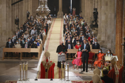 El rey Felipe ofrece un discurso en presencia de la reina Letizia, la princesa Leonor y la infanta Sofía durante la ofrenda al apóstol Santiago. LAVANDEIRA