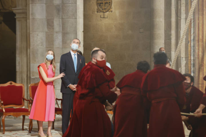 El rey Felipe junto a la princesa Leonor durante la ofrenda al apóstol Santiago. LAVANDEIRA
