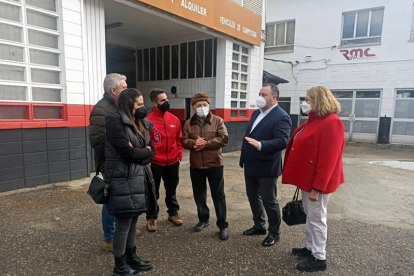Nuria Rubio y Eduardo Morán visitaron la fábrica de RMC MotorSport, en Caboalles de Abajo. VANESSA ARAUJO