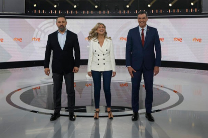 Abascal, Díaz y Sánchez en el debate final de campaña. EFE