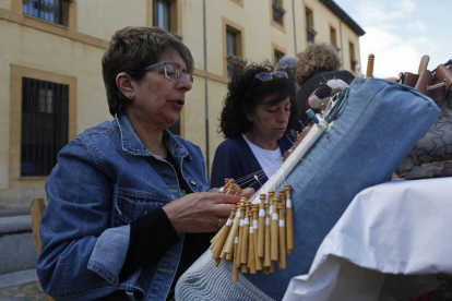 Encaje de bolillos en la Plaza del Grano. F. Otero Perandones.