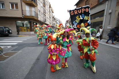 Pequeños y mayores rebosaron imaginación en la celebración bañezana de este lunes. RAMIRO