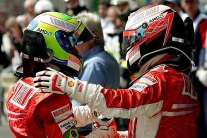 Raikkonen, dos veces subcampeón mundial, se impuso en el circuito de Interlagos por delante de su compañero de equipo, el brasileño Felipe Massa, que salió desde la «pole» y al que superó en el segundo de los repostajes tras una brillante acción estratégica de su equipo.