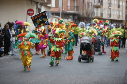 Pequeños y mayores rebosaron imaginación en la celebración bañezana de este lunes. RAMIRO