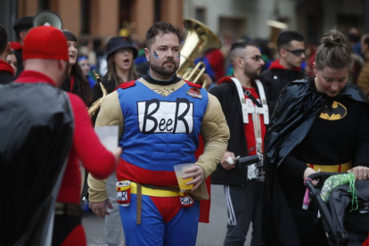 Pequeños y mayores rebosaron imaginación en la celebración bañezana de este lunes. RAMIRO