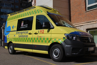 Fotografía de archivo de una ambulancia de soporte vital básico de Sacyl. DL