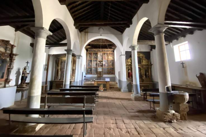 Iglesia de Villaselán con el retablo plateresco al fondo.