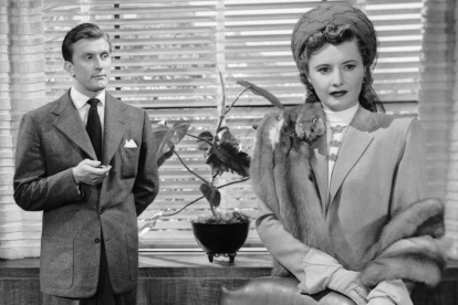 Kirk Douglas y Barbara Stanwyck en una escena de ‘El extraño amor de Martha Ivers’. DL