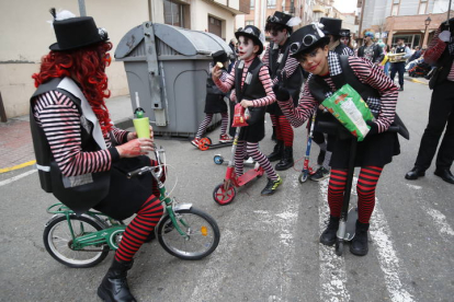 Pequeños y mayores rebosaron imaginación en la celebración bañezana de este lunes. RAMIRO