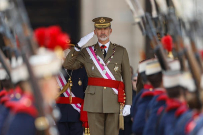El rey Felipe VI, con la Real y Militar Orden de San Hermenegildo. JUAN CARLOS HIDALGO