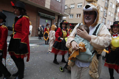 Pequeños y mayores rebosaron imaginación en la celebración bañezana de este lunes. RAMIRO