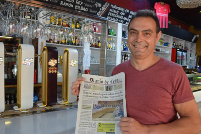 Paco, alma y cabeza visible de La Huerta de Don Pedro, posa con un ejemplar de      el Diario de León, en la moderna barra                      del local.
MEDINA