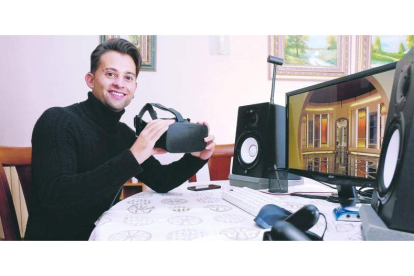 Christián Pérez Nicolás, en su casa, con la aplicación de realidad virtual que desarrolló para su trabajo de fin de máster en la Carlos III. FERNANDO OTERO