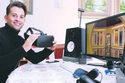 Christián Pérez Nicolás, en su casa, con la aplicación de realidad virtual que desarrolló para su trabajo de fin de máster en la Carlos III. FERNANDO OTERO