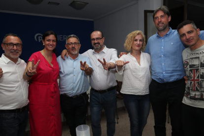 El alcalde de Ponferrada, Marco Morala, junto a los candidatos populares en la sede del partido. L. DE LA MATA