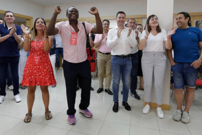 El PSOE de León celebra los resultados en la sede del partido en la capital. FERNANDO OTERO