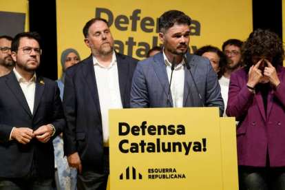 El cabeza de lista de ERC, Gabriel Rufián, junto al presidente de la Generalitat, Pere Aragonès (i), el presidente del partido, Oriol Junqueras (2i), y la número dos de la candidatura, Teresa Jordà (d). ALEJANDRO GAR
