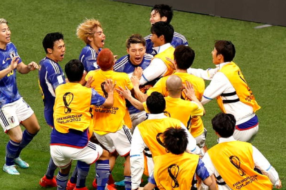 Los futbolistas de Japón celebran la histórica victoria frente a Alemania. EFE