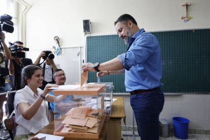 El líder de Vox, Santiago Abascal, ejerce su derecho al voto en el colegio Cristo Rey en Madrid. RODRIGO JIMÉNEZ