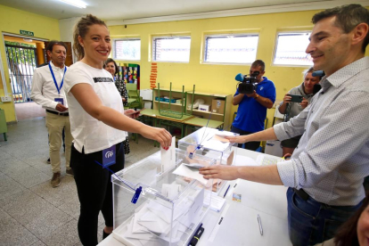 Ester Muñoz, en el momento de ejercer su derecho al voto. RAMIRO