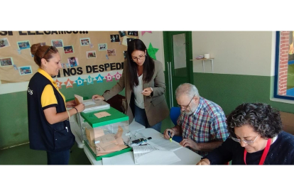 Una cartera entrega el voto por Correo en Cistierna. DL