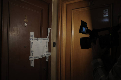 Detalle del precinto policial en la vivienda. EFE / Manuel Bruque