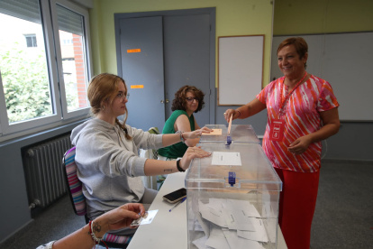 Carmen Morán en el momento de introducir su voto en la urna. L. DE LA MATA