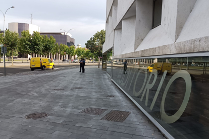 Una furgoneta de Correos a las puertas del Auditorio Ciudad de León. DL