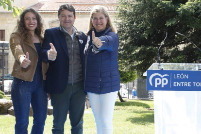 Muñoz, Mañueco y Torre, ayer en el mitin del parque del Cid. RAMIRO