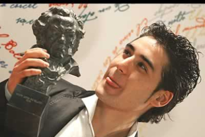 Jesús Carroza casi no se cree que acaba de ganar el premio al mejor actor revelación del año por su papel en «Siete vírgenes».