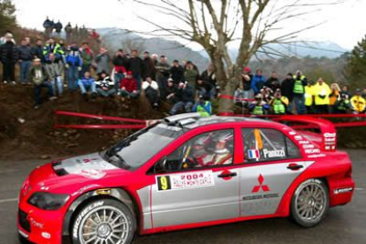 El frances Gilles Panizzi, con el Misubishi Lancer WRC04, ocupó el quinto lugar en el podio.