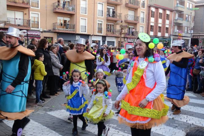 Más de 600 personas participaron en un colorido desfile de Valencia de Don Juan en el que se repartieron 2.500 euros. DL