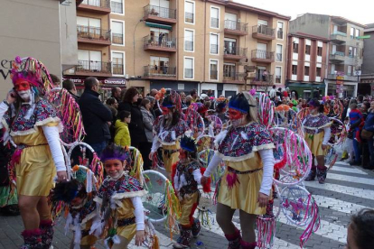 Más de 600 personas participaron en un colorido desfile de Valencia de Don Juan en el que se repartieron 2.500 euros. DL