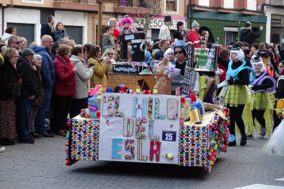 Más de 600 personas participaron en un colorido desfile de Valencia de Don Juan en el que se repartieron 2.500 euros. DL