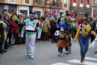 Más de 600 personas participaron en un colorido desfile de Valencia de Don Juan en el que se repartieron 2.500 euros. DL