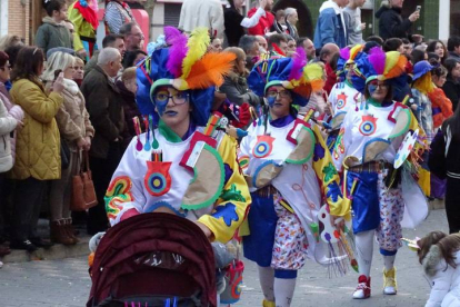 Más de 600 personas participaron en un colorido desfile de Valencia de Don Juan en el que se repartieron 2.500 euros. DL