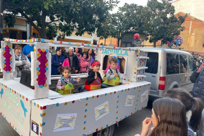 Más de 600 personas participaron en un colorido desfile de Valencia de Don Juan en el que se repartieron 2.500 euros. DL